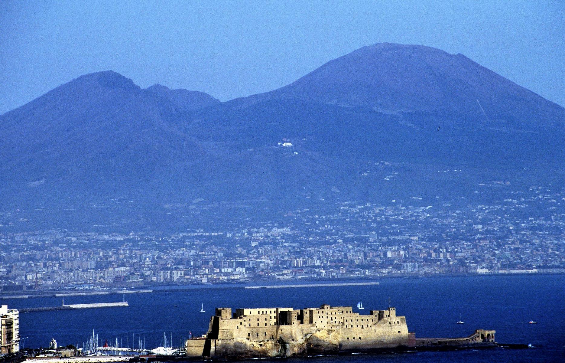 Neapel: Castello dell' Ovo und Vesuv (2000)