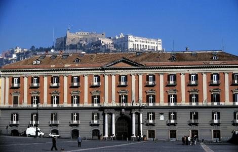 Neapel: Blick von der Piazza del Plebiscito zum Castel Sant' Elmo und zur Certosa di San Martino (2000)