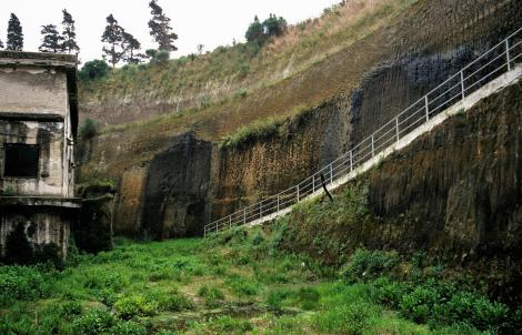 Herculaneum: 20 m hohe Lavaschicht (2000)