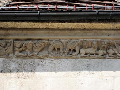 Karlsburg: Kathedrale - skulptiertes Gesimsband unter dem Traufgesims am Chor (2018)