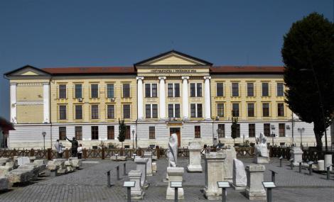 Karlsburg: Universität [ursprünglich Majlath-Gymnasium] (2018)