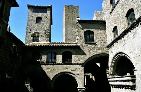 Viterbo: Piazetta San Pellegrino (2002)