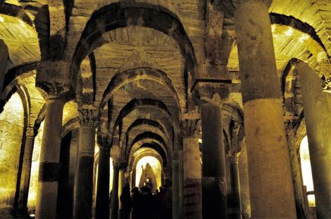 Sutri: Dom - Krypta (2002)