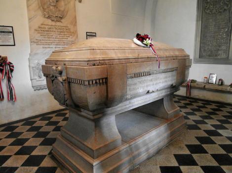 Käsmark: Neue evangelische Kirche - Sarkophag von Emmerich Thököly im Thököly-Mausoleum (2018)