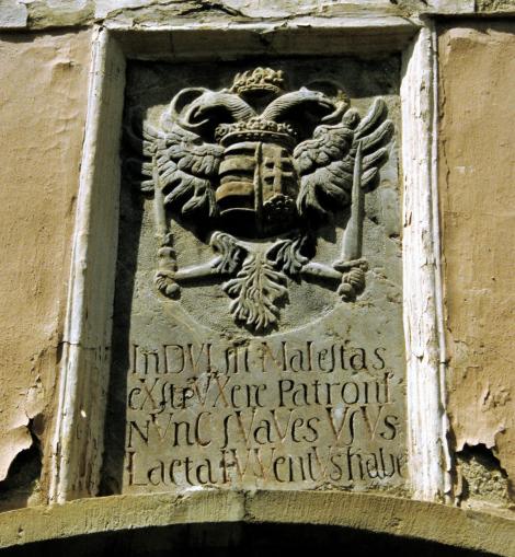 Käsmark: Wappen am alten evangelischen Lyzeum (2004)