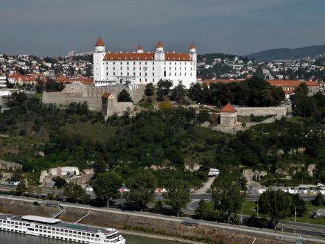 Pressburg: Blick vom Brückenturm der Donaubrücke zur Burg (2018)