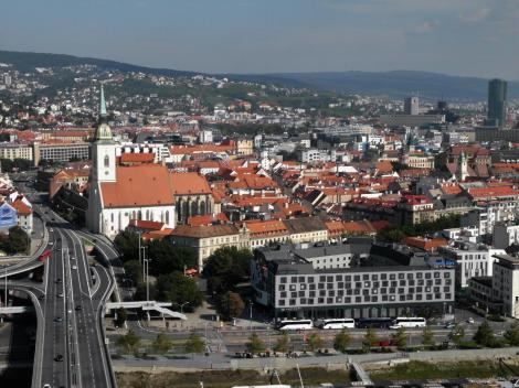 Pressburg: Blick vom Brückenturm der Donaubrücke zur Altstadt (2018)