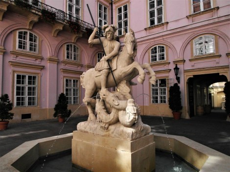 Pressburg: Primatialpalais - Georgsstatue im Innenhof (2018)
