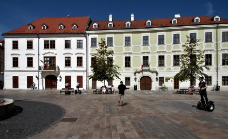 Pressburg: Hauptplatz - links Palais Kutscherfeld, [später Esterhazy-Palais], rechts Statthalterpalais (2018)