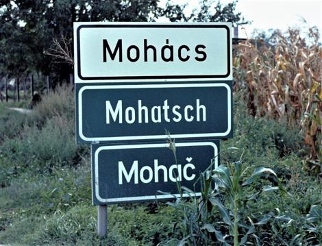 Mohacs: dreisprachiges Ortsschild (1983)
