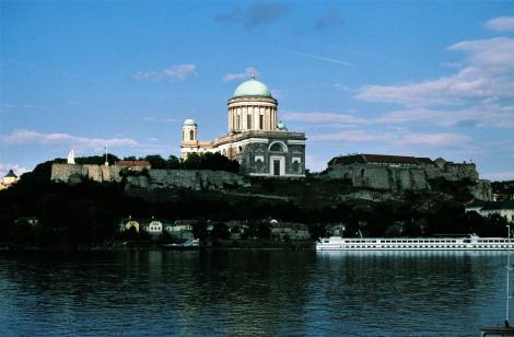 Blick über die Donau auf Gran (ung. Esztergom) (1980)