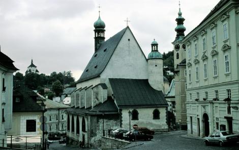 Schemnitz [slowak. Banská Štiavnica]: Neues Schloss [links hinten] und Katharinenkirche (2004)