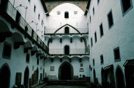 Schemnitz [slowak. Banská Štiavnica]: Altes Schloss - Innenhof der Kirche (2004)