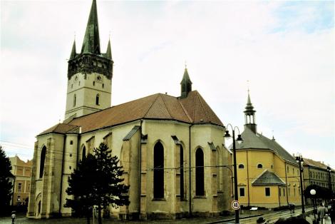 Eperies [slowak. Prešov]: Katholische Kirche [links] und evangelische Kirche (2004)