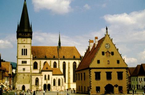 Bartfeld [slowak. Bardejov]: Marktplatz mit Rathaus und Ägidiuskirche (2004)