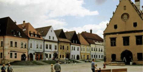 Bartfeld [slowak. Bardejov]: Marktplatz mit Rathaus (2004)