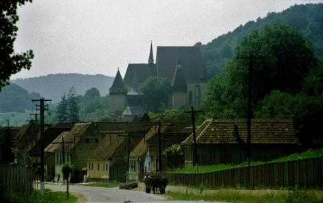 Birthälm: Blick zur Kirchenburg (1991)