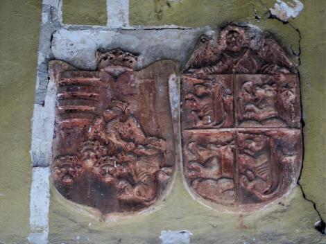 Birthälm: Kirchenburg - Wappen [Könige Wladislaw II. und Johann I. Szapolyai] über dem Westportal der Kirche (2018)