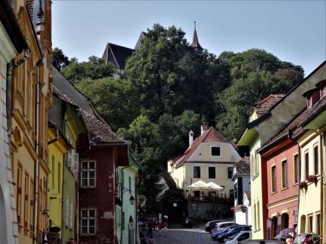 Schäßburg: Schulgasse mit Schülertreppe und Bergkirche (2018)