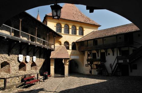 Tartlau (rum. Prejmer): Kirchenburg - Vorhof, Rathaushof (2018)
