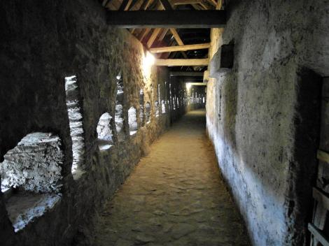 Tartlau (rum. Prejmer): Kirchenburg - Wehrgang mit Schießscharten und Pechnasen (2018)