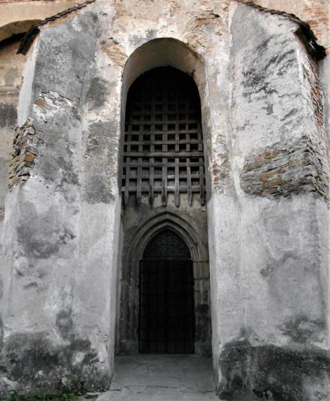 Wurmloch (rum. Valea Viilor): Kirchenburg - Kirchenportal mit Fallgatter (2018)
