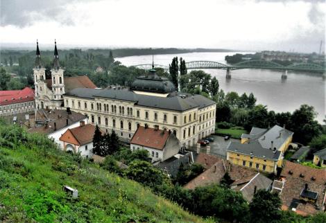 Gran [ung. Esztergom]: Blick vom Dom auf die Wasserstädter Pfarrkirche und die Donau (2008)