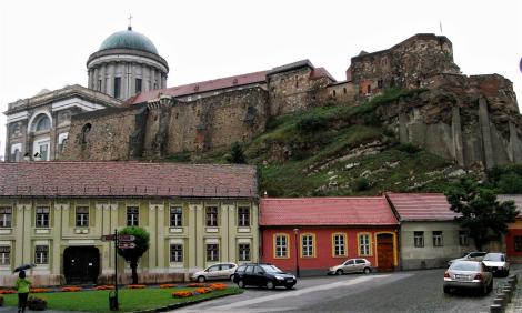 Gran [ung. Esztergom]: Blick von der Wasserstadt zum Burgberg (2008)