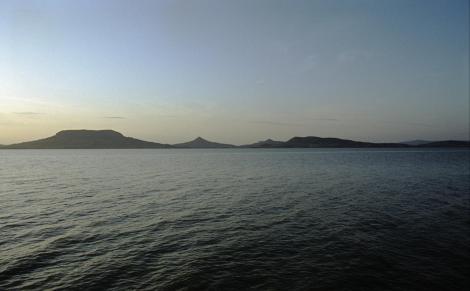 Blick von Fonyod zu den Vulkanbergen am Nordufer des Plattensees, (1983)