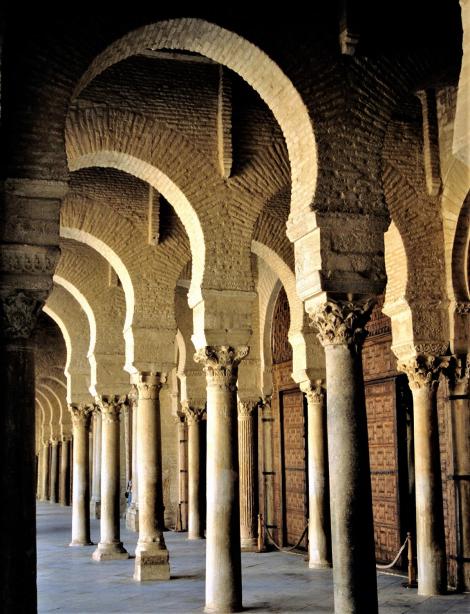 Kairouan: Große Moschee [Sidi-Oqba-Moschee] - Säulenumgang des Innenhofs (1998)
