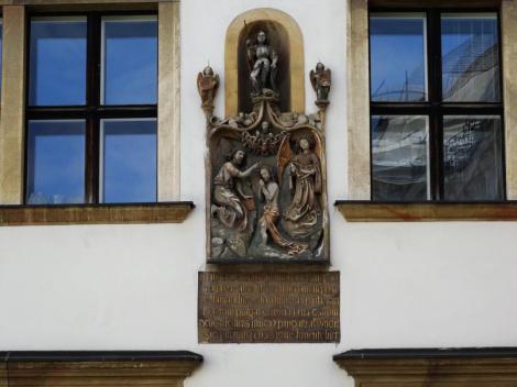 Wien: Jordanhof - Relief [Taufe Christi] und Inschrift [Erinnerung an Judenverbrennungen von 1421] (2019)