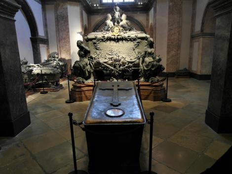 Wien: Kapuzinergruft - Sarkophage von Kaiser Joseph II. [vorne] sowie Maria Theresia und Kaiser Franz Stephan [hinten] (2019)