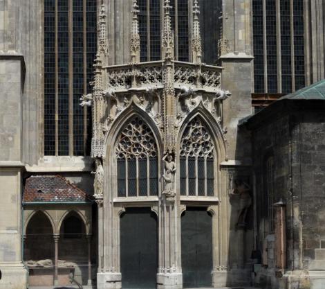 Wien: Stephansdom - Singertor, daneben Grabmal des Neidhart von Reuental (2019)