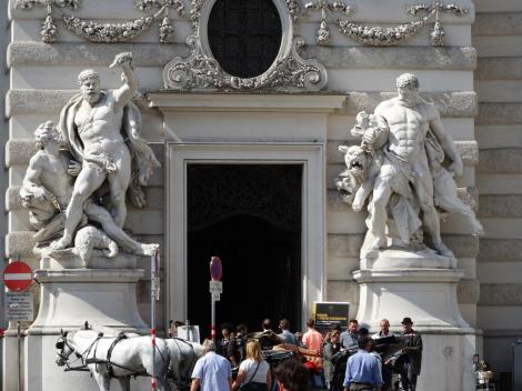 Wien: Hofburg - Herkulesgruppen links am Michaelertor (2019)