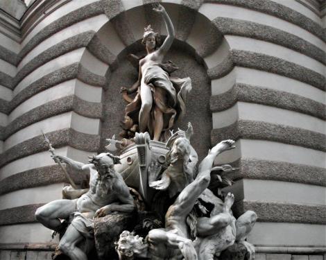 Wien: Hofburg - Brunnen "Macht zur See" am Michaelertrakt (2019)