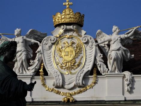 Wien: Hofburg - Reichskrone und Wappen Kaiser Karls VI. [Österreich und Kastilien] auf dem Reichskanzleitrakt (2019)