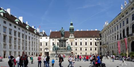 Wien: Hofburg - In der Burg [links Leopoldinischer Trakt, Mitte Amalienburg, rechts Reichskanzleitrakt] (2019)