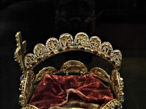 Wien: Schatzkammer in der Hofburg - Bügel der Reichskrone (2019)