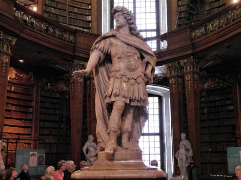 Wien: Hofburg - Nationalbibliothek Statue Kaiser Karls VI. im Prunksaal (2019)
