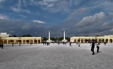 Wien: Schloss Schönbrunn - Ehrenhof [Blick zum Eingang] (2019)
