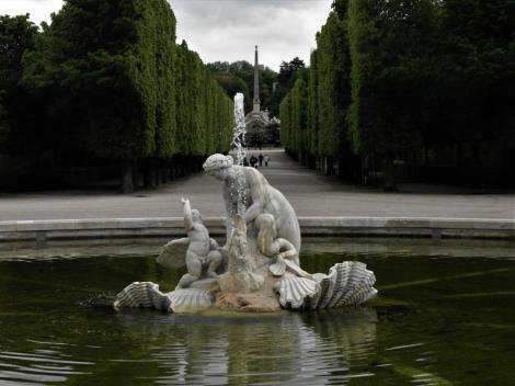 Wien: Schloss Schönbrunn - Najadenbrunnen und Obelisk im Park (2019)