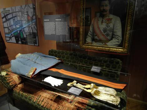 Wien: Heeresgeschichtliches Museum - Kleidung des Thronfolgers beim Attentat von Sarajevo 1914 (2019)