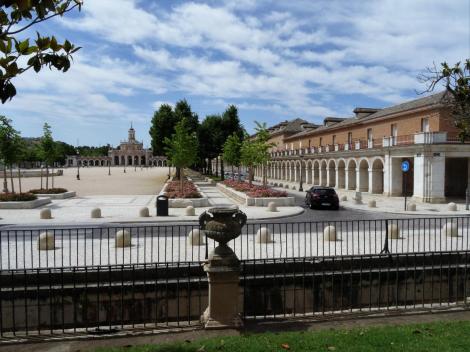 Aranjuez: Plaza de San Antonio [= Plaza de Mariblanca], rechts Casa de Santiago de los Caballeros (2019)