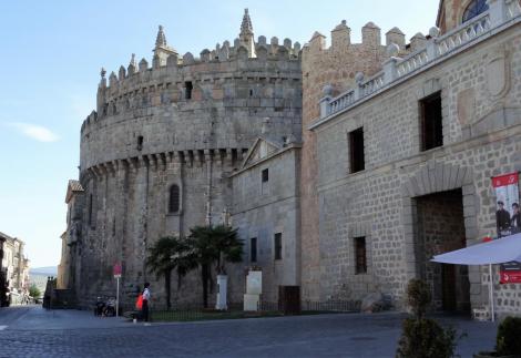 Avila: Apsis der Kathedrale als Teil der Stadtmauer und Carnicerias-Tor (2019)