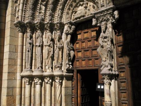 Avila: Kirche San Vicente - Westportal [links Apostel, rechts Jesus] (2019)