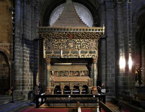 Avila: Kirche San Vicente - Grabmal für Vicente, Sabina, Cristeta [Nordseite] (2019)