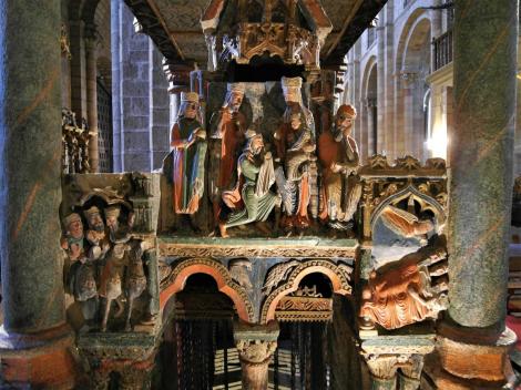 Avila: Kirche San Vicente - Grabmal für Vicente, Sabina, Cristeta [Ostseite] (2019)