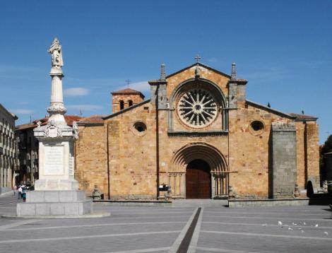 Avila: Kirche San Pedro, links Säule der Teresa von Avila (2019)