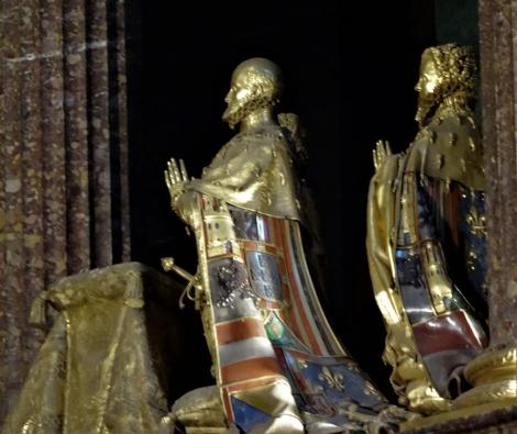 El Escorial: Klosterpalast - Kirche Bronzestatuen Philipps II. und Angehöriger im Chor (2019)