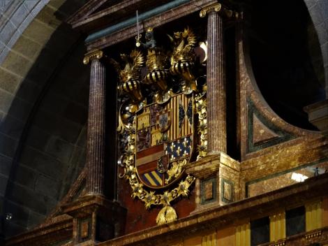El Escorial: Klosterpalast - Kirche Wappen im Chor, rechte Seite (2019)